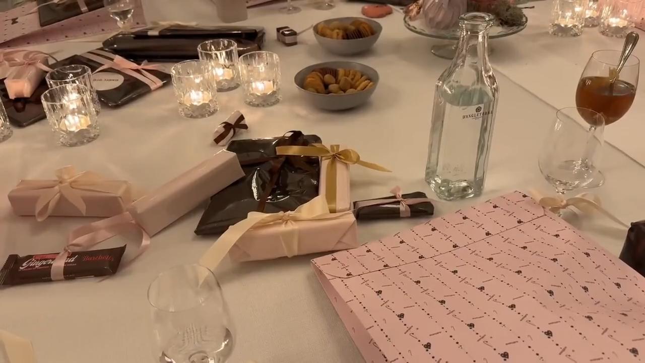 圣诞礼物开箱：一场激烈的礼物交换游戏